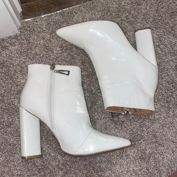 Qupid Shoes - Qupid Miss4 Faux Crinkled Patent Leather White Boot